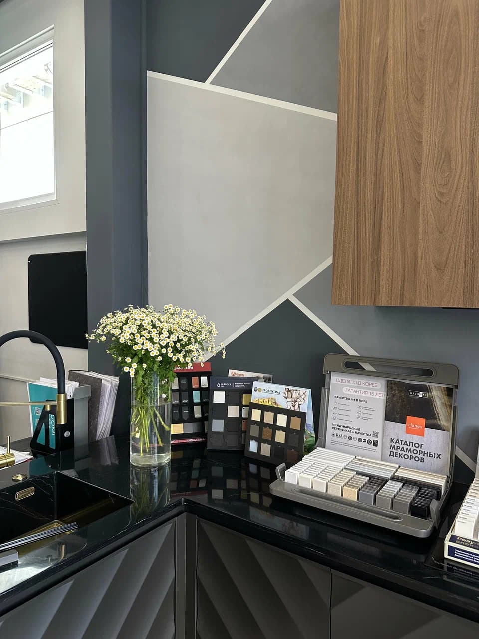 Подбор материалов и каталогов в шоуруме